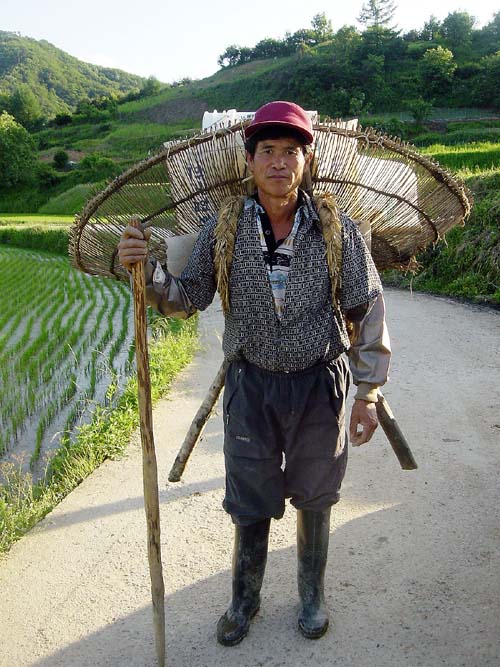 바지게 지고가시는 이장님도 오셨습니다. 